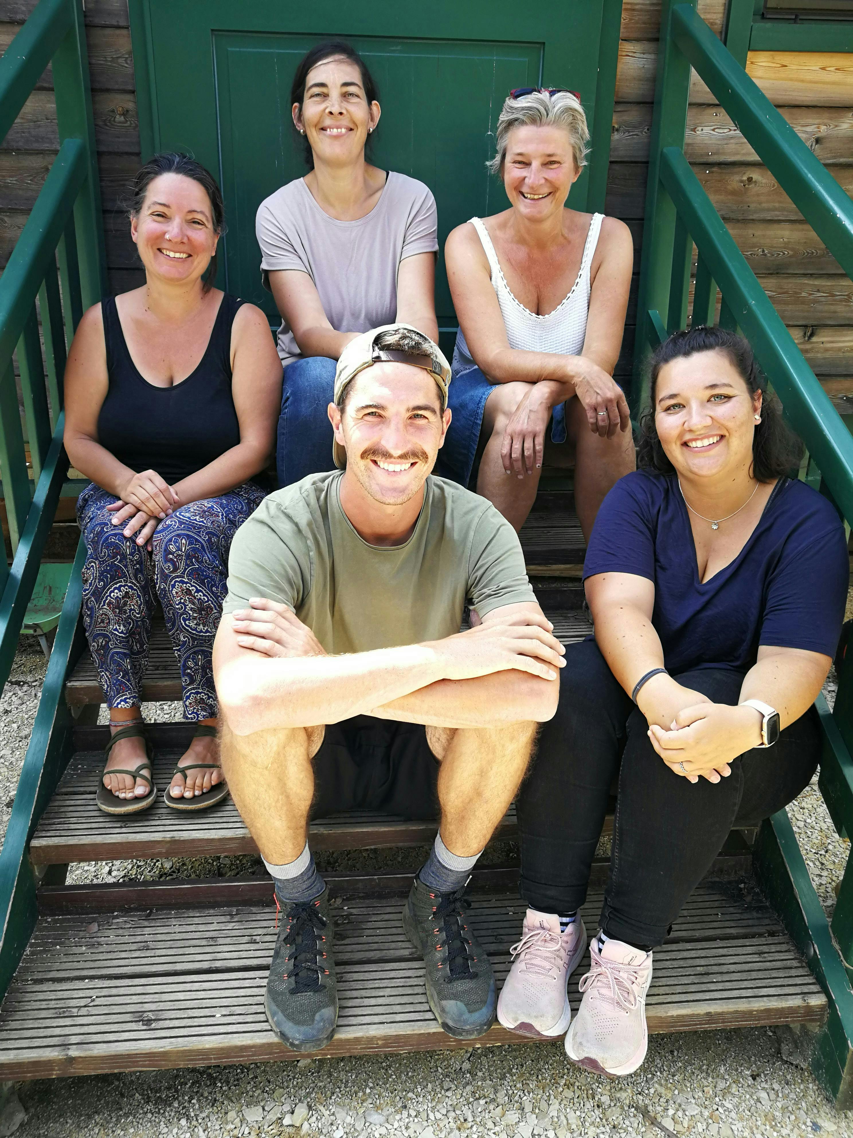 Hier sehen Sie das Team des Waldkindergartens. 